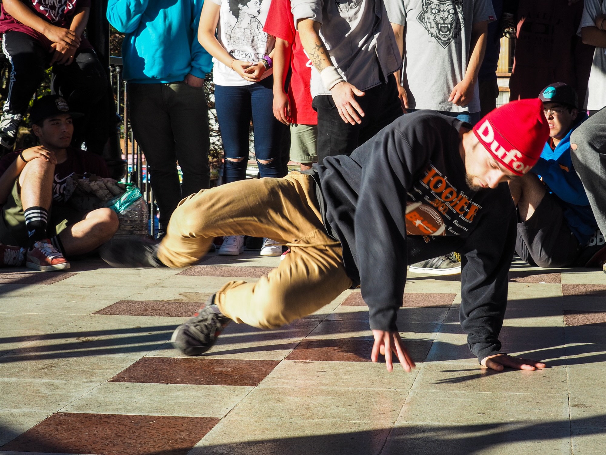 Breakdancing changing labels, Ancud.