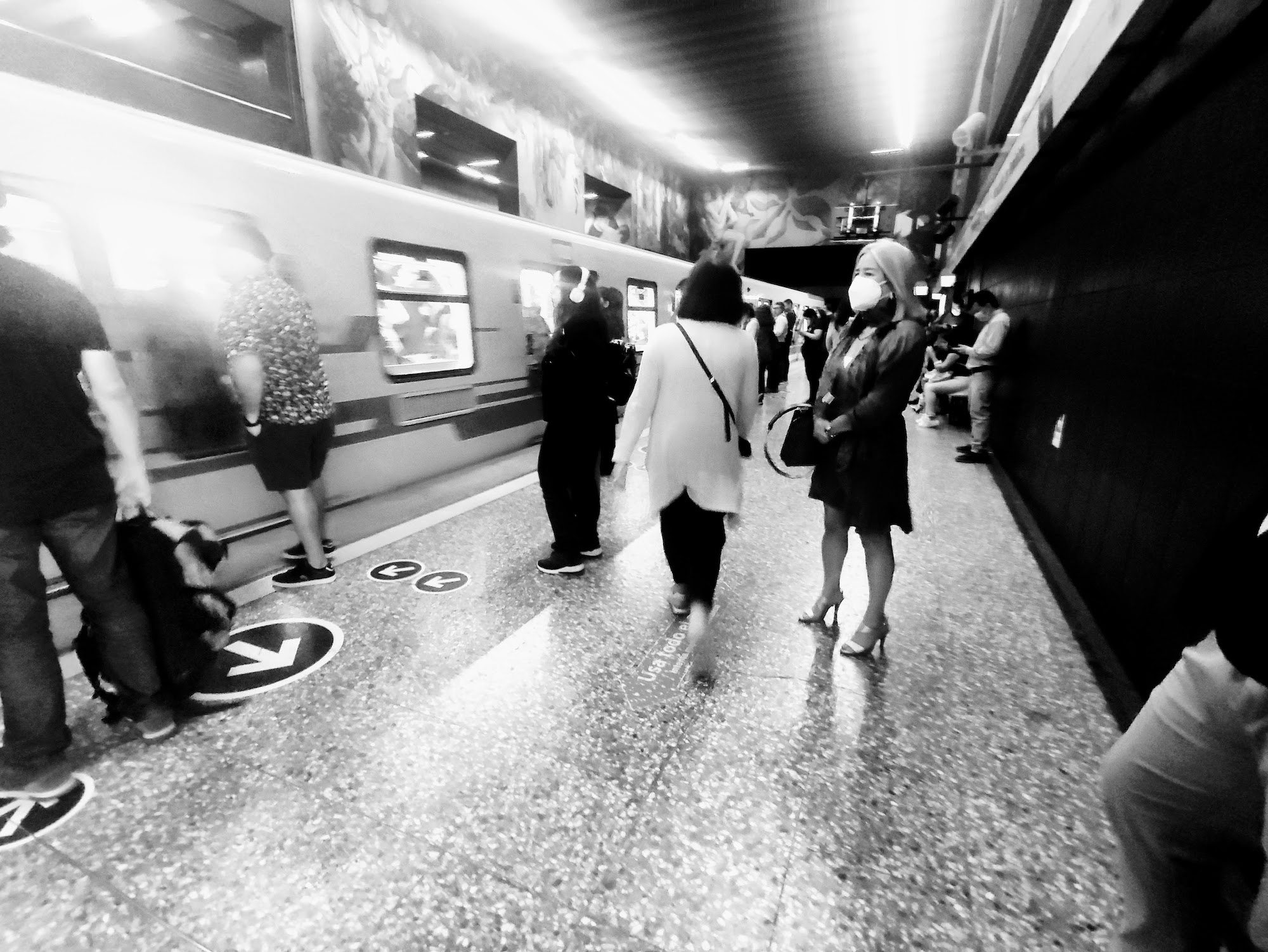Passengers i platform waiting for subway, Santiago underground (Photo: Luis)